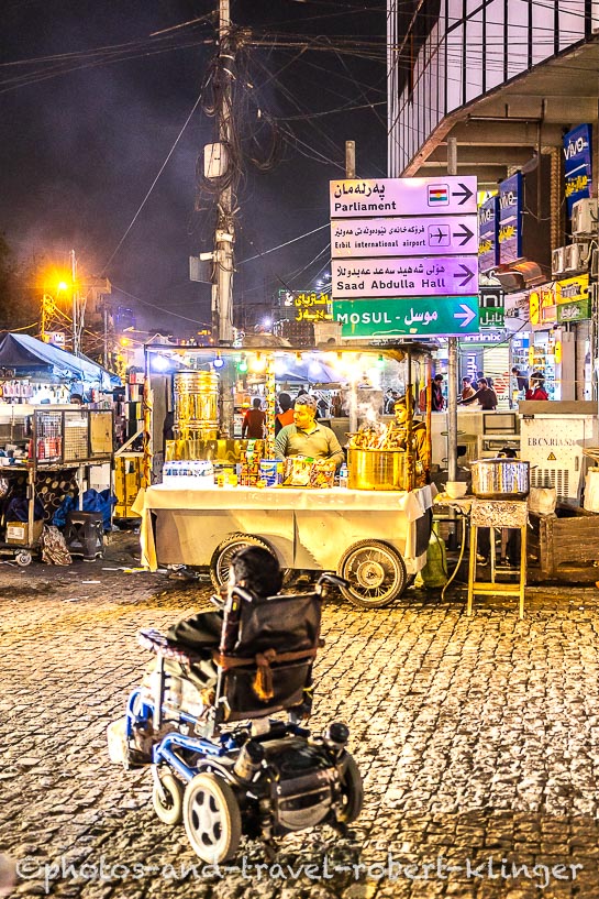 Ein Rollstuhlfahrer überquert eine Straße in Erbil im Irak