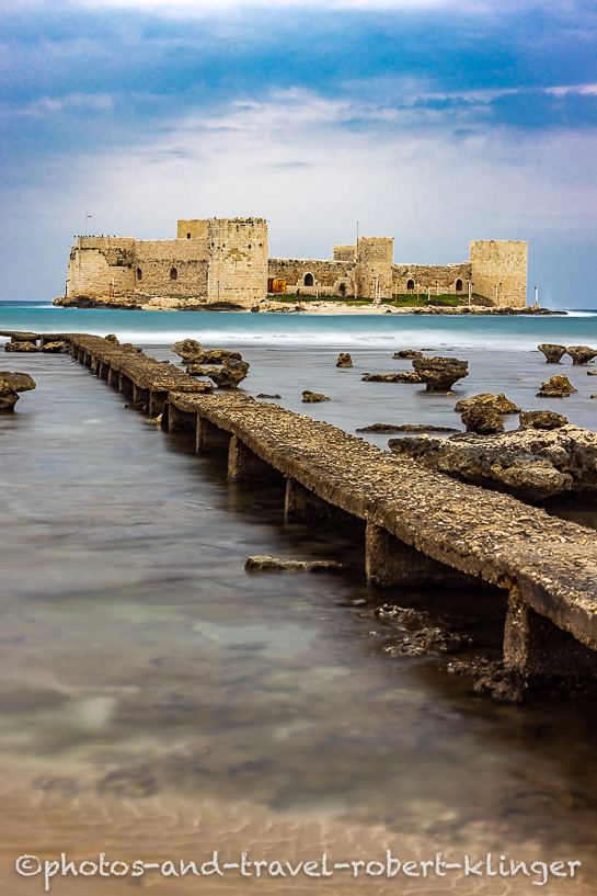 Hochformat: Die Mädchenburg Kizkalesi in der Türkei im Mittelmeer