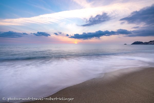 Wellen am Strand bei Sonnenntergang in der Türkei