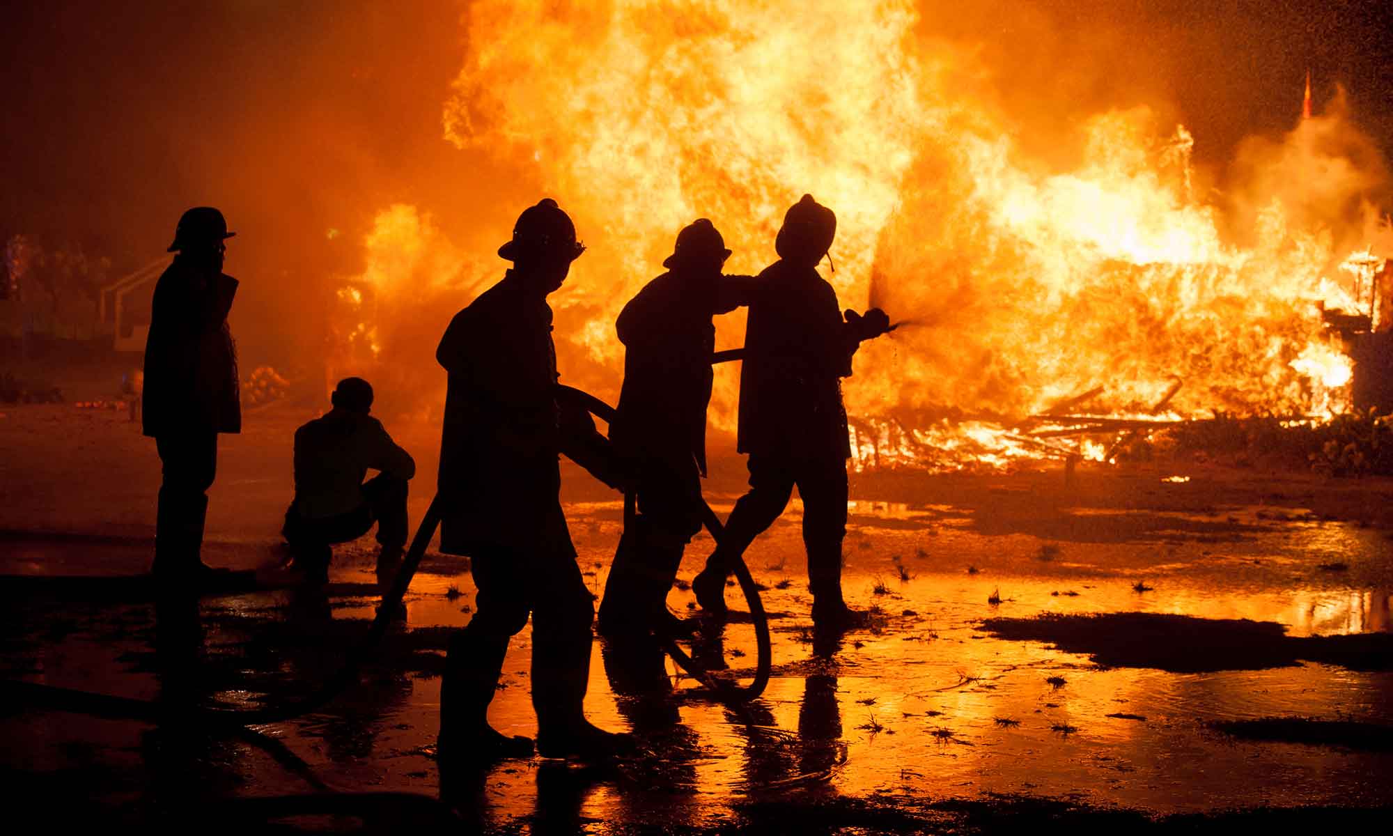 Brandweermannen blussen een brand