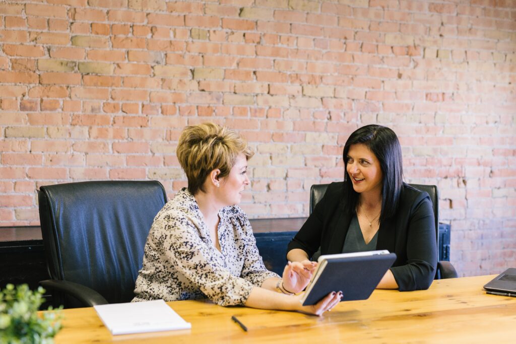 a coach supervisor with a coaching holding a coachingsupervision session
