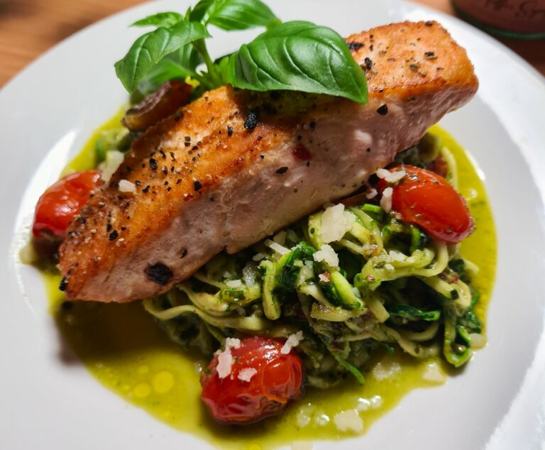 Read more about the article Lachs a Zucchini Spaghetti mit Bärlauch Pesto und Lachs