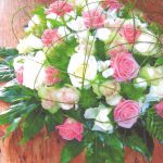 NR 04 bloemstuk rond gemengde kleuren rozen flexigras 90 euro