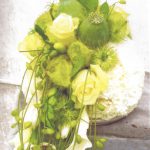 NR 20 Hedendaags bloemstuk in bolvorm 140 euro