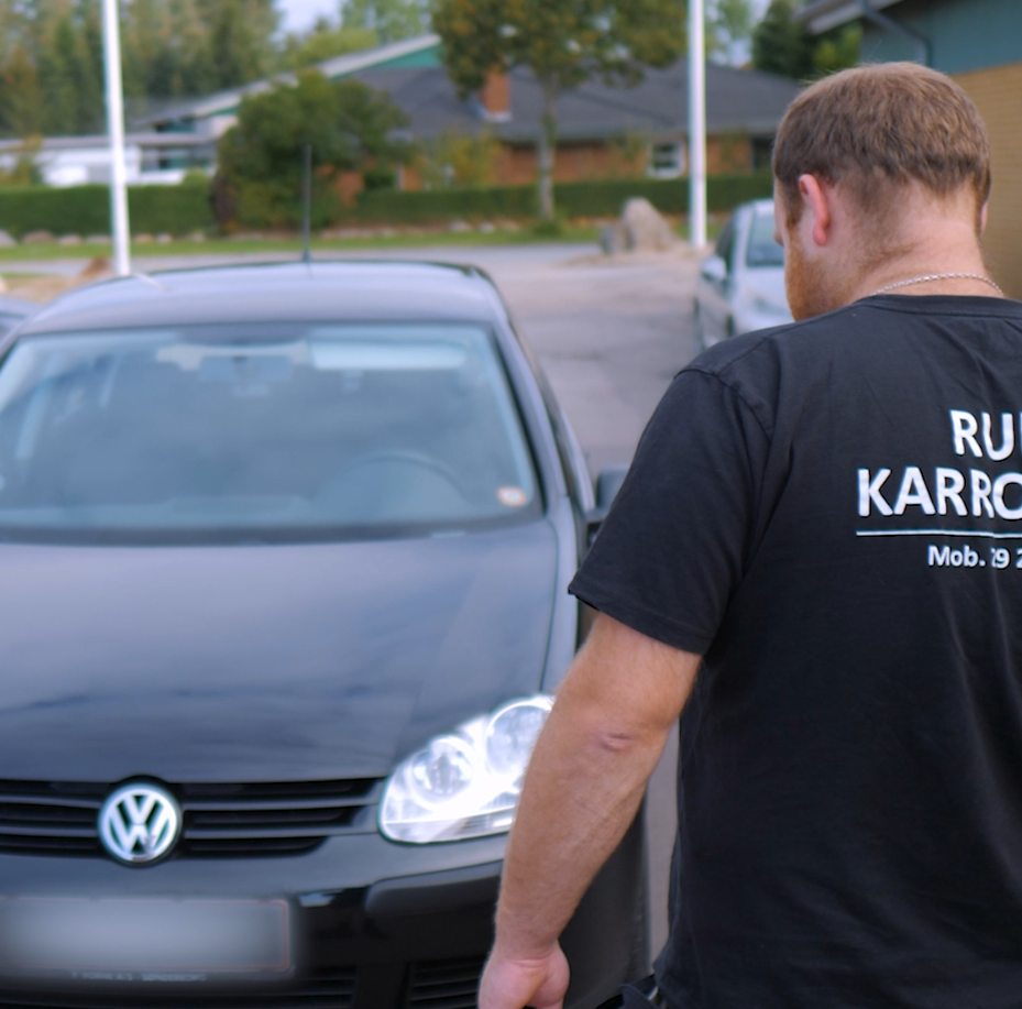 Medarbejder fra Rube karrosseri med volkswagen i baggrunden