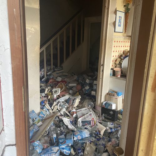 Entrümpelung des Flurs einer Messi-Wohnung. Wir legen großen Wert auf Diskretion und Sorgfalt bei jeder Räumung.