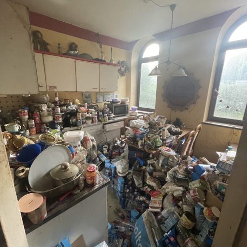 Entrümpelung der Küche einer Messi-Wohnung. Wir legen großen Wert auf Diskretion und Sorgfalt bei jeder Räumung.