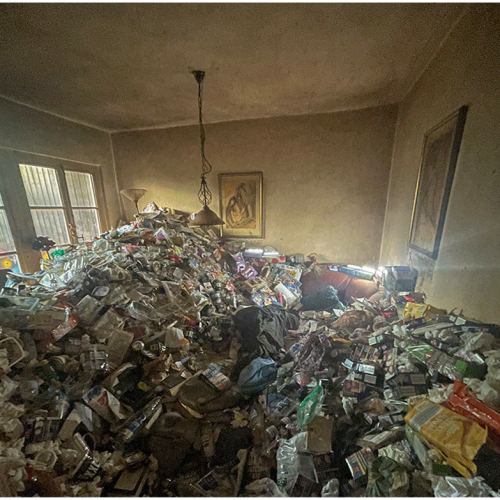Entrümpelung des Schlafzimmers einer Messi-Wohnung