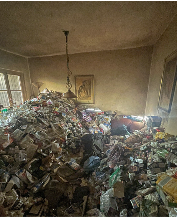 Entrümpelung des Schlafzimmers einer Messi-Wohnung Entrümpelung des Schlafzimmers einer Messi-Wohnung