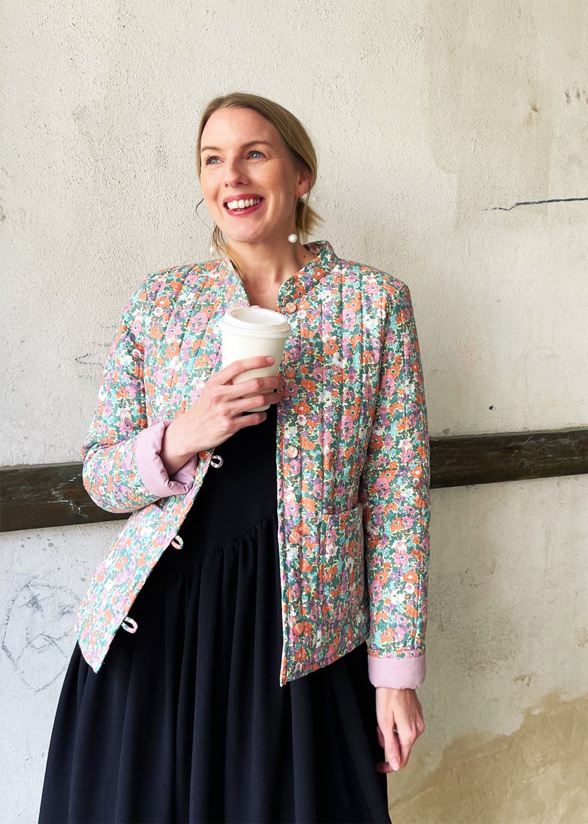 Quiltet jakke til kvinder i print med lommer og kinakrave - RWD STUDIO