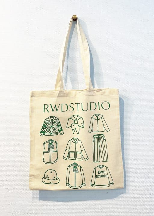 RWD STUDIO mulepose med lang hank og cool illustration