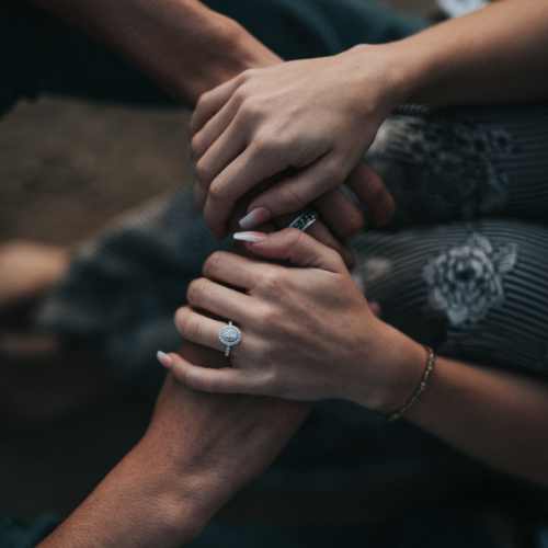 What To Say To Someone Who Lost A Loved One (And What Not To Say)