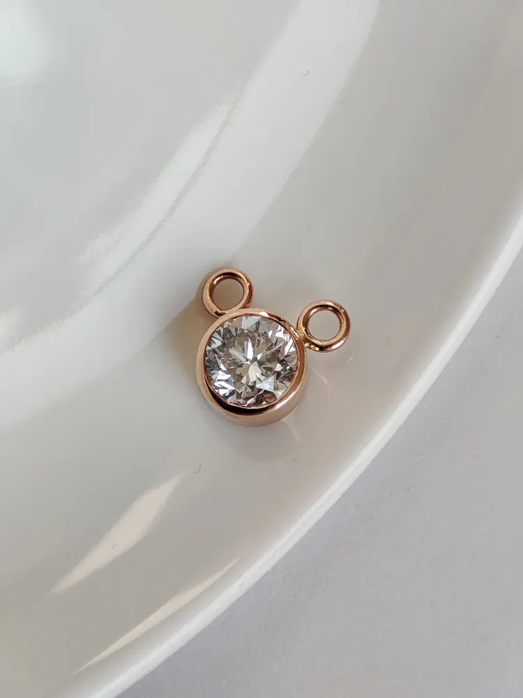 Colorless memorial diamond pendant