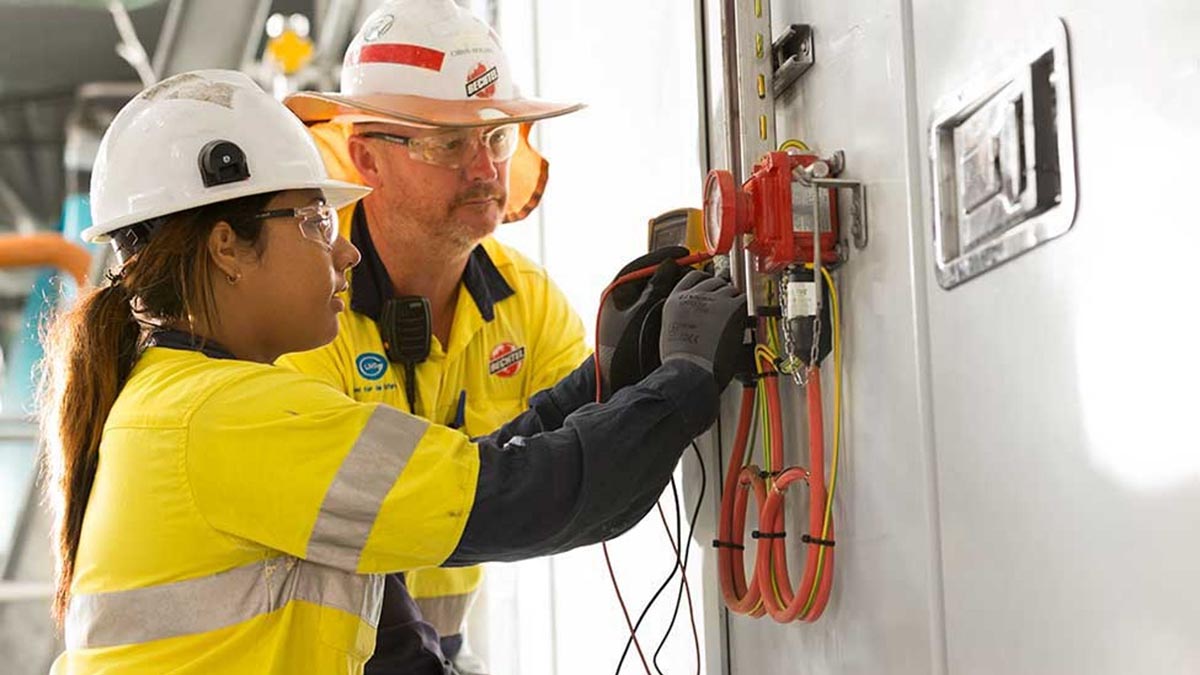 Using electricity. Электрик фото. Safety precautions electricity. Electrical Training. Betriebstechnik.