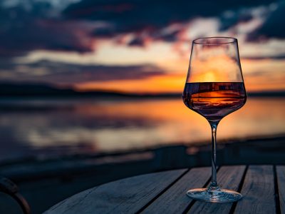 Glas Wein auf dem Tisch