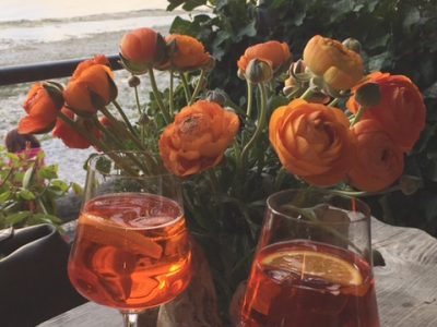 Getränke mit Blumen auf den Tisch am Strand