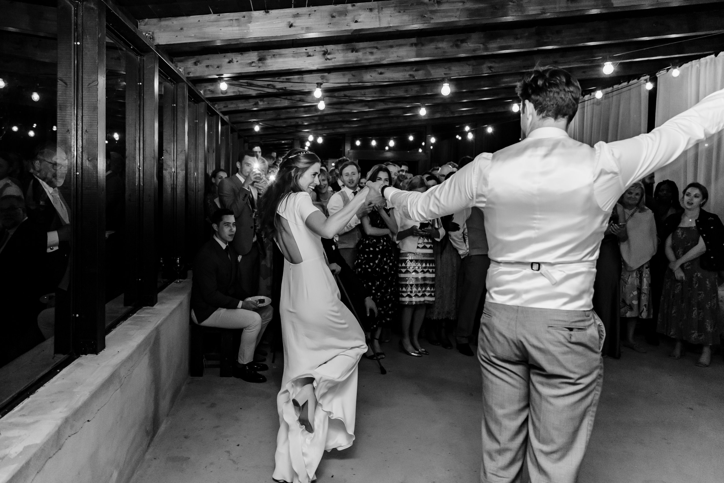 Bröllop på Holmanäs gård. Brudparet dansar sin första dans i orangeriet.