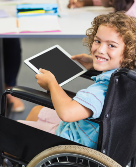 Behinderter junge mit iPad im Rollstuhl