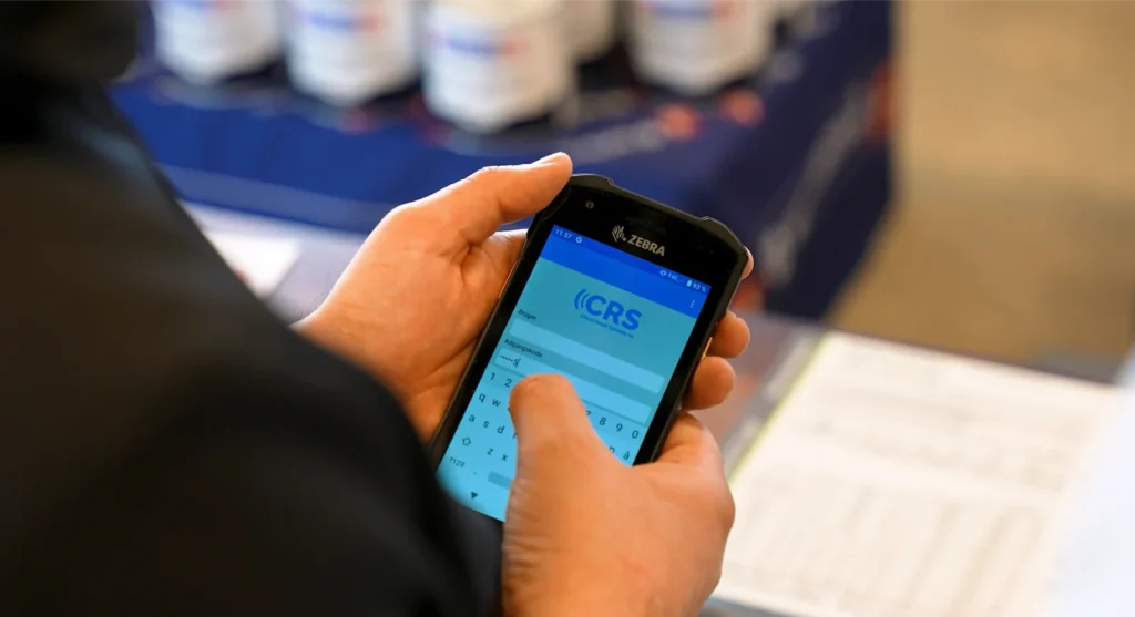 Person der står og indtaster sit login på Sapera app på en Zebra telefon