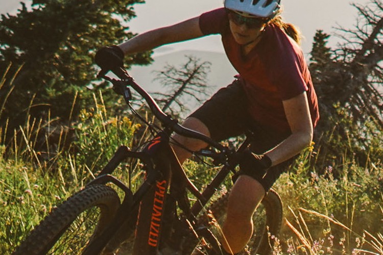 Kvinde på mountainbike