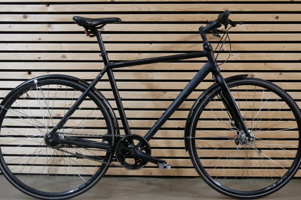 City bike der står op ad trævæg