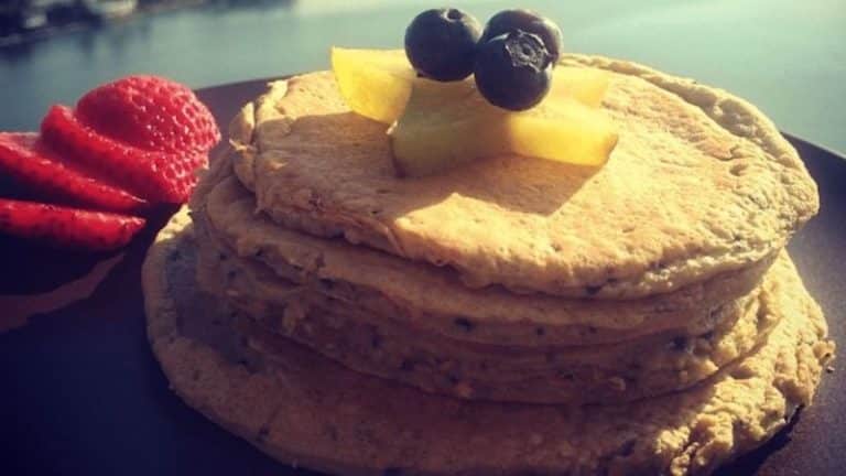 Une assiette avec 4 pancakes protéinés, accompagnés de fruits frais.