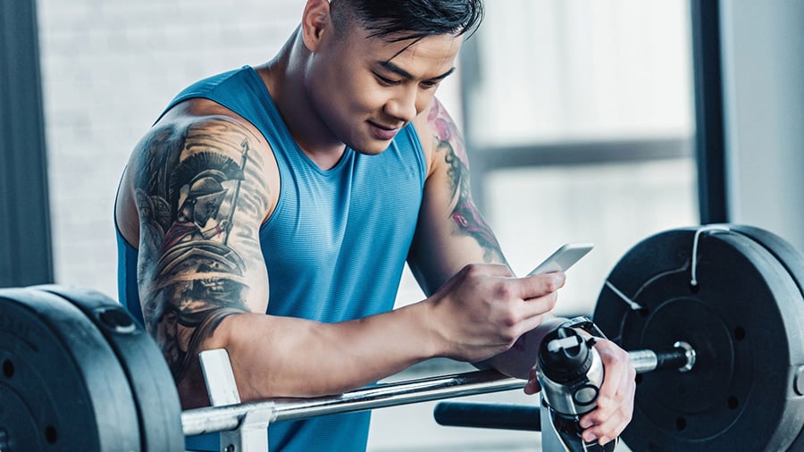 Un sportif heureux durant une séance de musculation