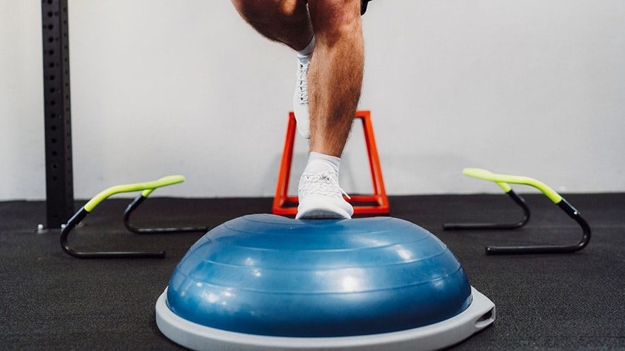 Le bosu est un accessoire idéal pour les pratiquants de musculation.