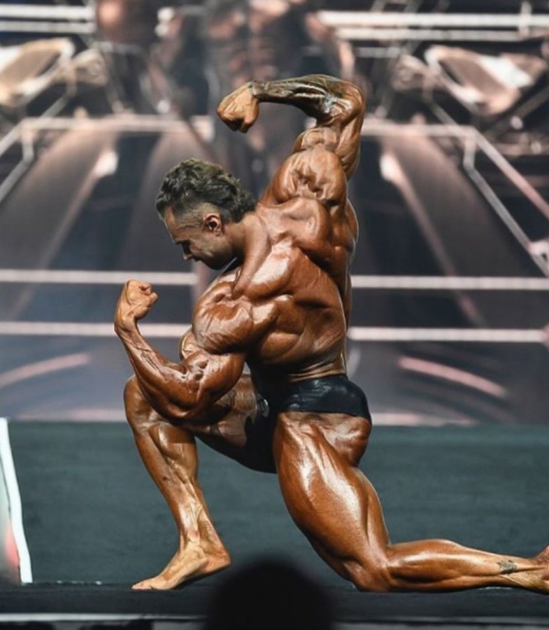 chris bumstead posing