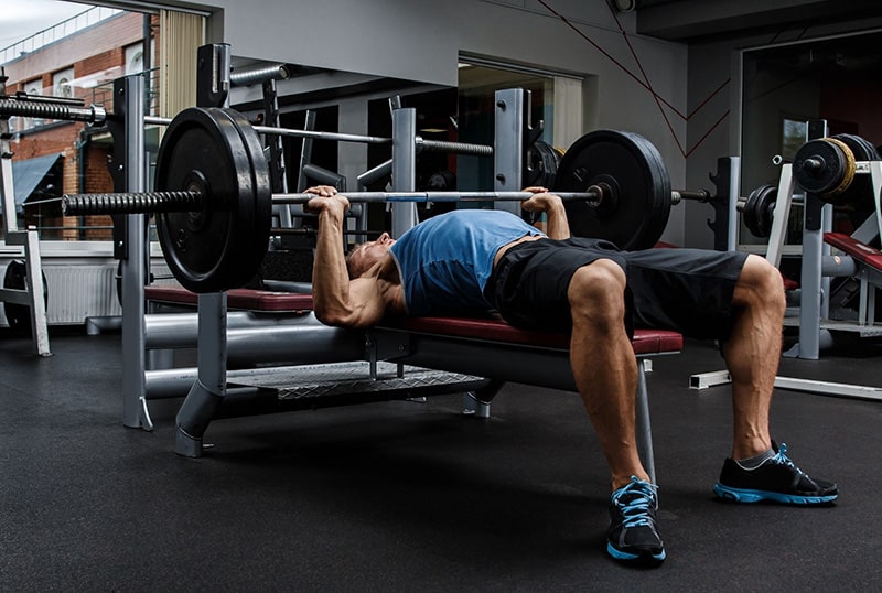 Exercice de développé couché à la salle de musculation.