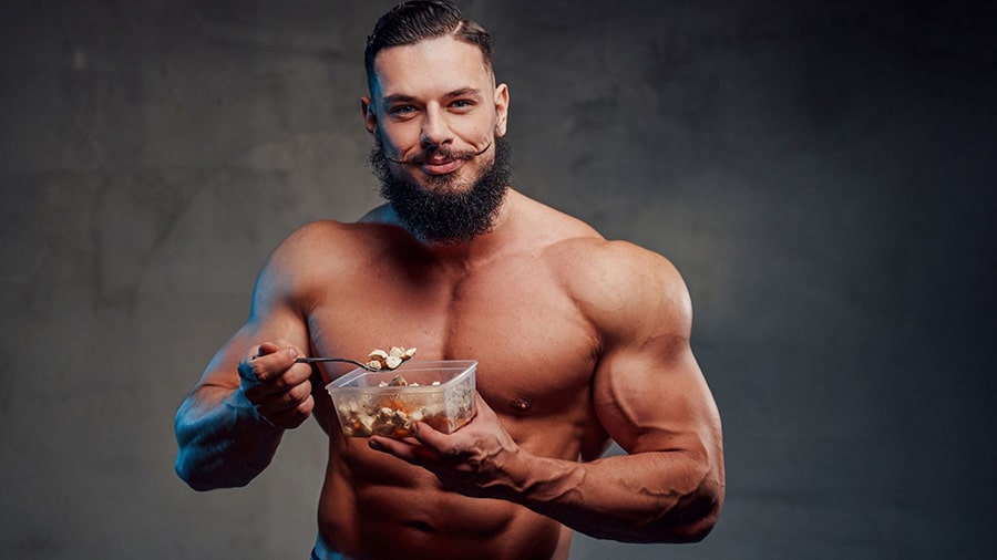 Homme musclé qui mange un repas