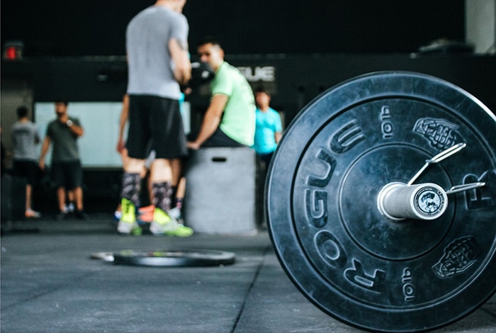 Une salle de sport remplie de pratiquants de musculation