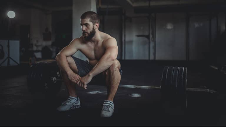 What is the purpose of rest periods in weight training?