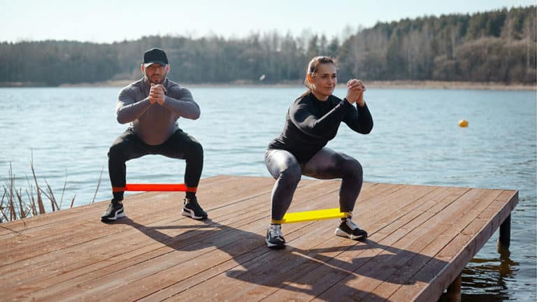 Comment faire le squat avec élastique ?