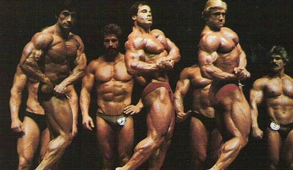 Franco Columbu pose lors d'un concours de bodybuilding.