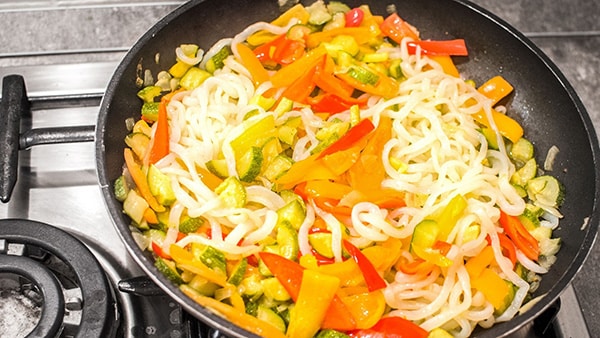 Un plat de konjac avec des légumes.