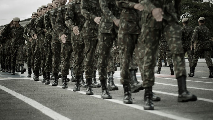 Des militaires en tenue en rang.