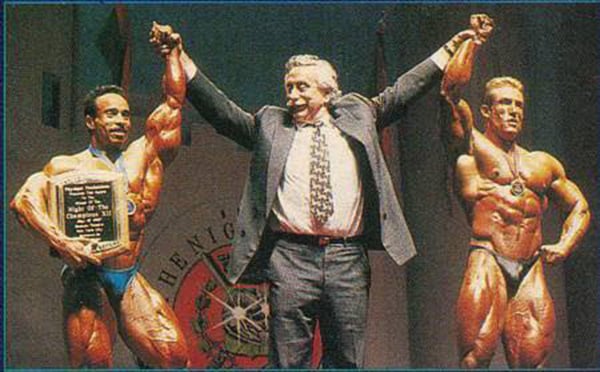 Momo Benaziza sur un podium, déclaré vainqueur d'une compétition de culturisme par le célèbre Joe Weider.