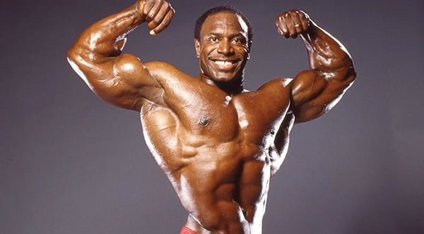 Lee Haney en train de poser et d'exhiber ses muscles du haut du corps.