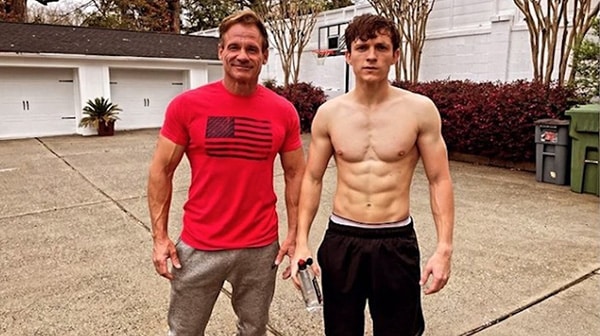 Tom Holland torse nu, en compagnie de son coach sportif Duffy Gaver.