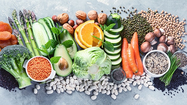 A set of fruits and vegetables to consume to maintain your acid-base balance: cauliflower, carrots, salad, orange, nuts, almonds, peas, avocado, etc.