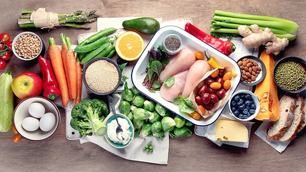 Many products to include in a balanced diet: vegetables, fruits, eggs, fish, chicken, legumes...