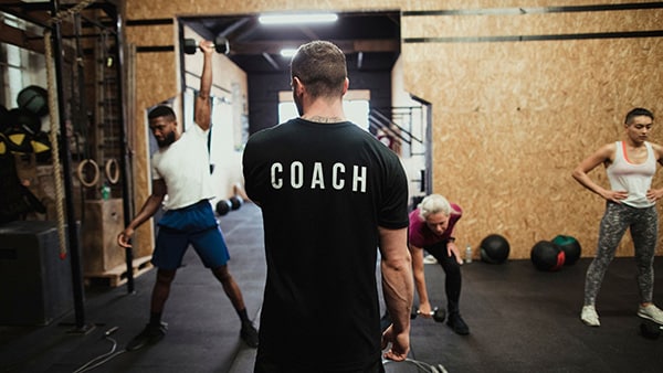 Diabète et sport : un coach sportif encadre une séance d'activité physique avec 3 élèves.