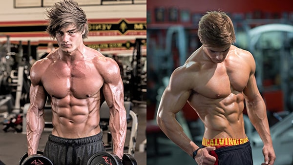 Jeff Seid torse nu, les muscles saillants et les abdominaux dessinés.