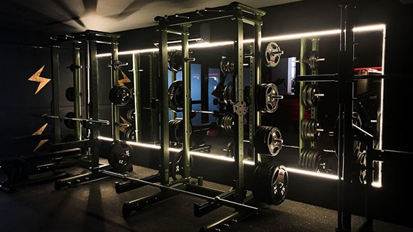 A weight machine with a bar and weights in the Metabolik Montpellier gym.