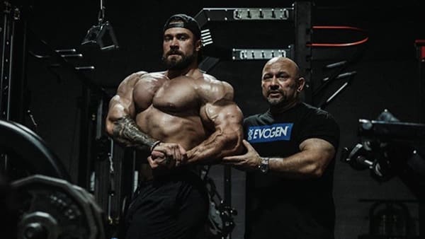 Le coach sportif Hany Rambod, inventeur de la méthode FST-7, avec le bodybuilder Chris Bumstead.