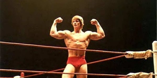 Une photo de Kevin Von Erich torse nu sur un ring de catch.