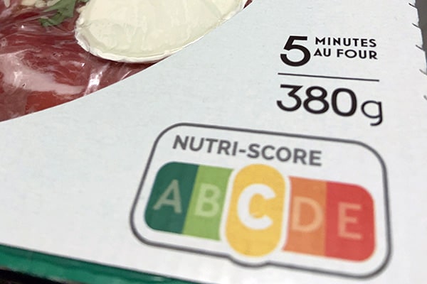 The food packaging of an industrial pizza, with the Nutri-score logo classified on the letter C.