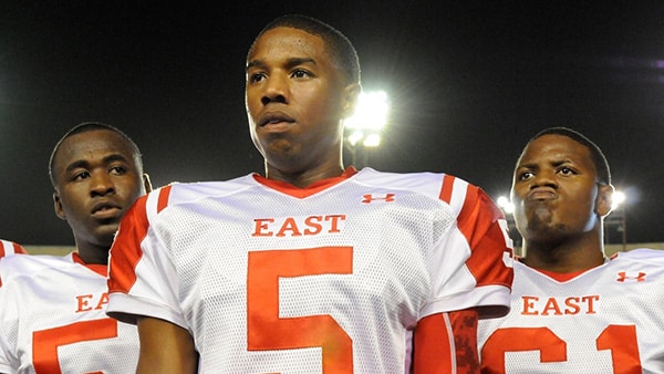 Michael B. Jordan dans le rôle d'un quarterback, sur un terrain de football américain, dans la série télévisée Friday Night Lights.