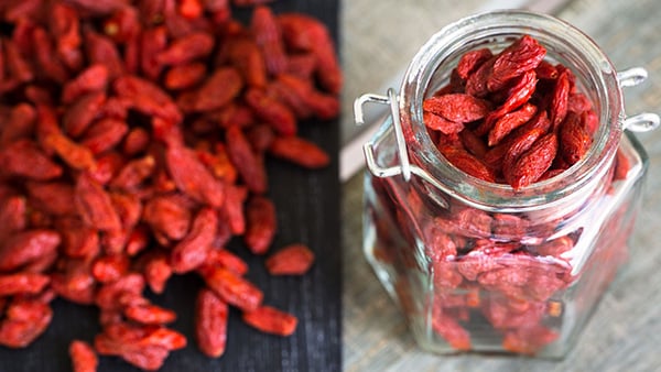 Des baies de goji dans un bocal.